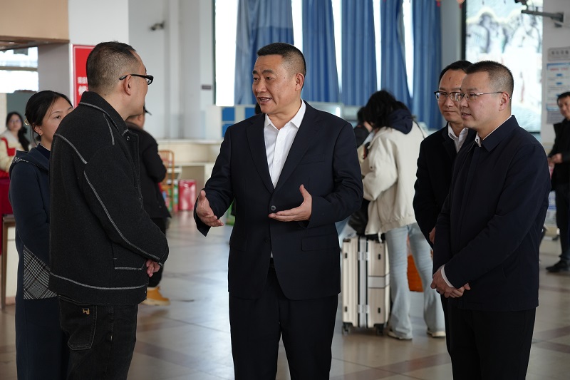 赖才建开展春节前走访慰问活动并督导安全生产工作